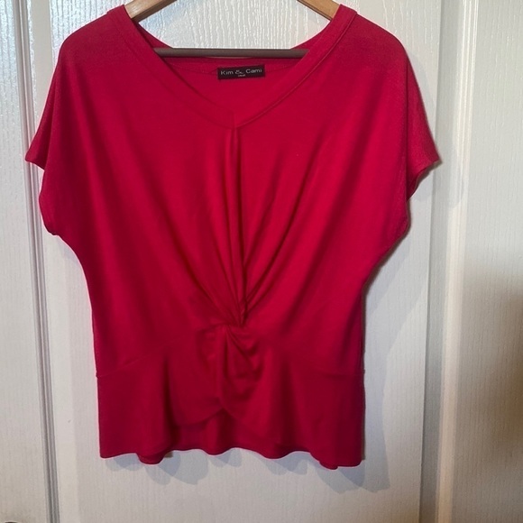 Kim and Cami Size small V-neck short sleeve fuchsia twist front top - Picture 1 of 5